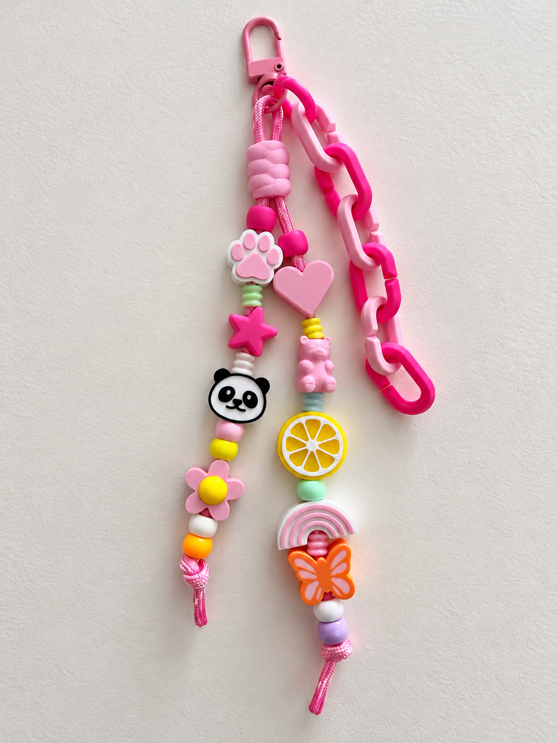 Porte-clé Gri-gri Kawaii Pop Studio terminé, avec ses breloques pastel